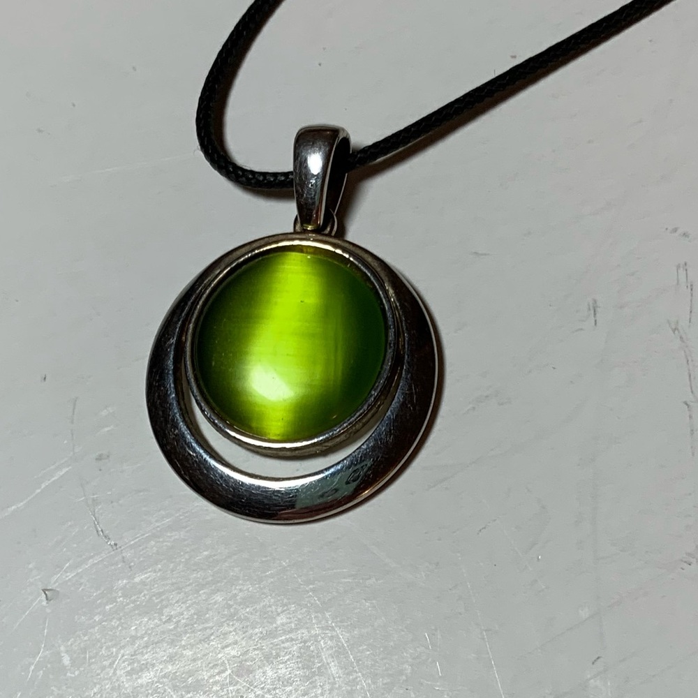 Vintage MCM Green Cat’s Eye “ Orbit” Pendant - Brushed Silver Tone - Picture 6 of 7